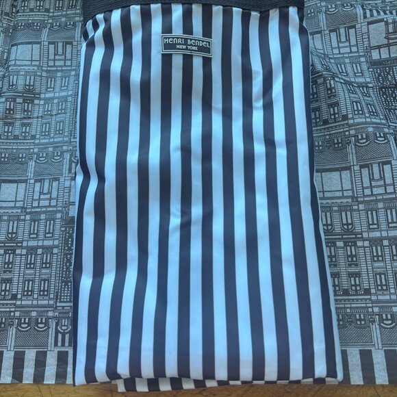 RARE NWOT Henri Bendel Garmet Bag with Pouch to Store it in. - Picture 7 of 15